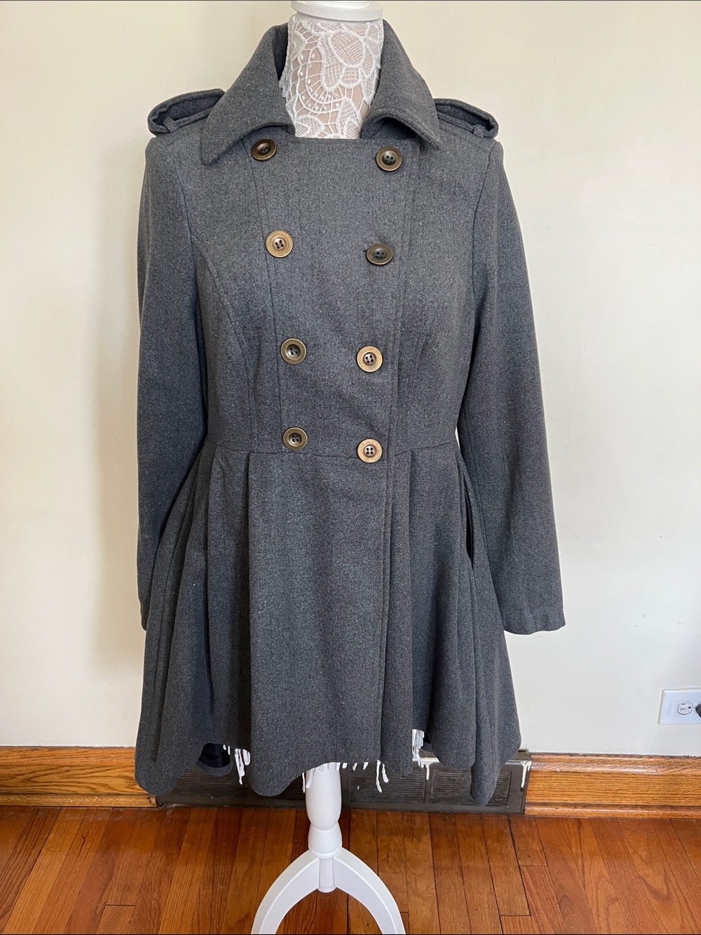 VENUS Gray Wool-Blend Coat with Cream Lace Detail